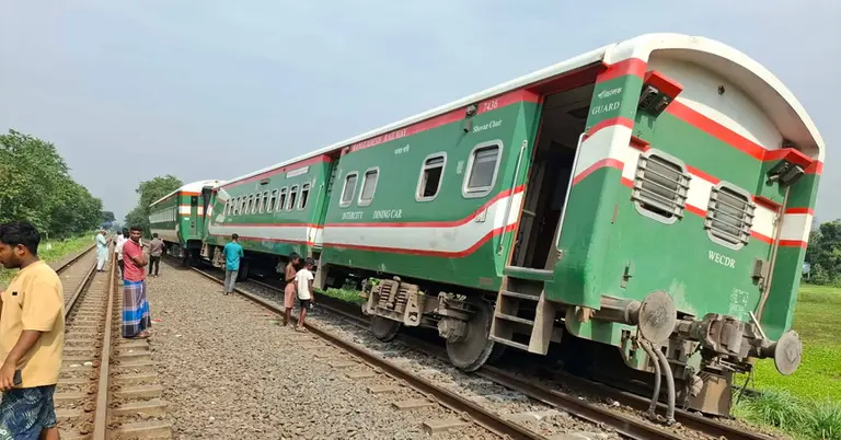 টাঙ্গাইলে লাইনচ্যুত হওয়া ট্রেনের বগি
